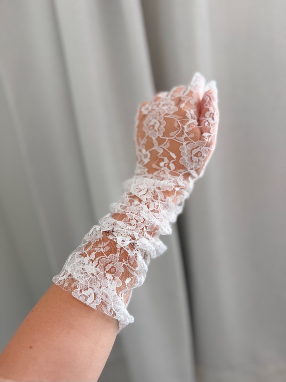 Delicate White Lace Wrist Gloves - Women's Accessories